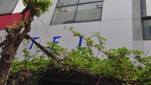 A modern building with a prominent sign that reads "HOTEL". - Mini Fuar Hotel (Izmir)