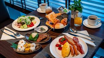 Desayuno buffet diario (THB 530 por persona)