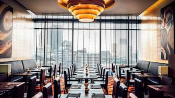 2 restaurantes; se sirve desayuno, almuerzo y cena; cocina internacional