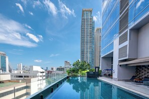 Outdoor pool, open 6:00 AM to 9:00 PM, pool umbrellas, pool loungers - Four Points by Sheraton Bangkok Ploenchit Sukhumvit (Bangkok)
