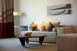 Suite, 1 King Bed | Living area