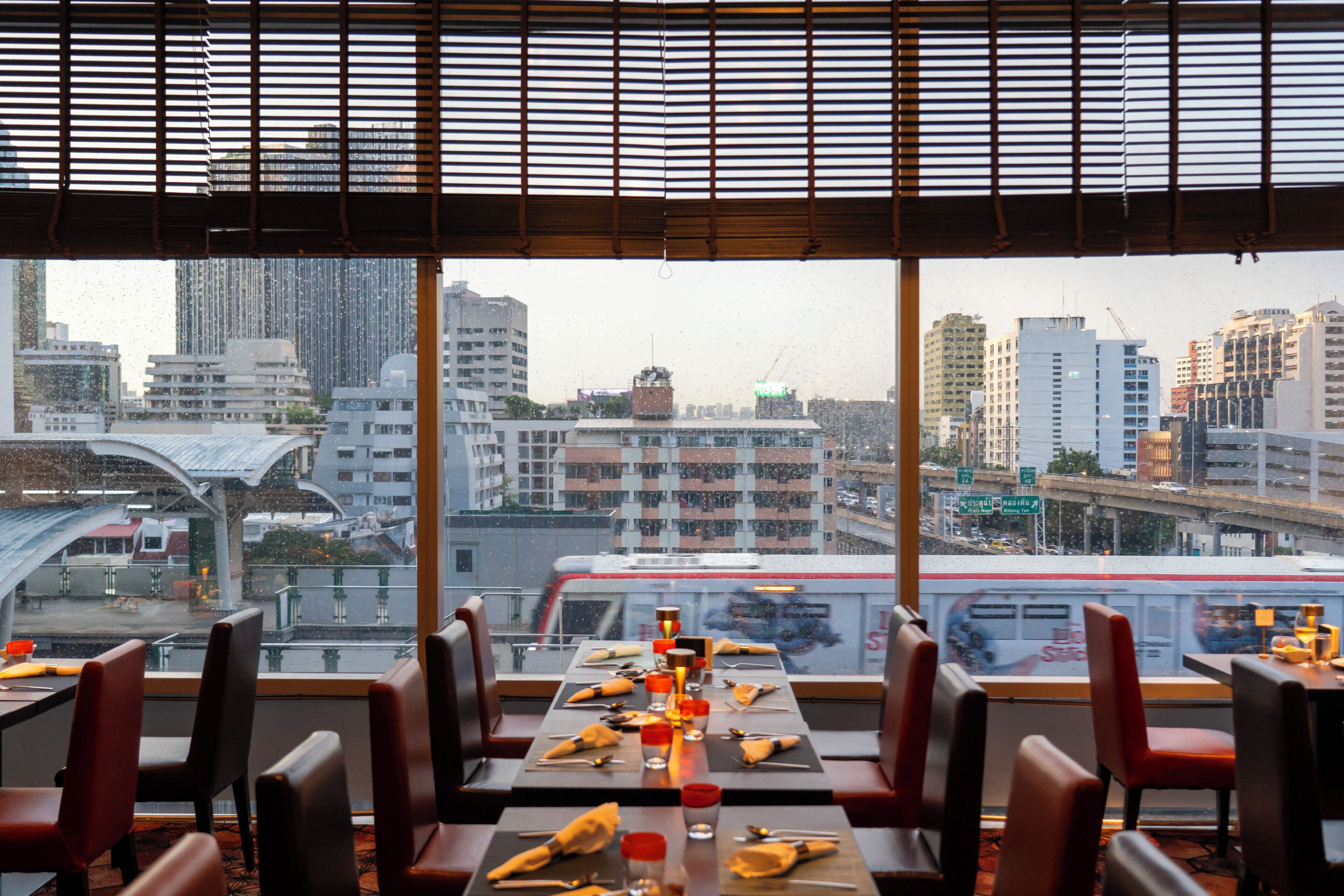 2 restaurants, breakfast, lunch, dinner served; international cuisine