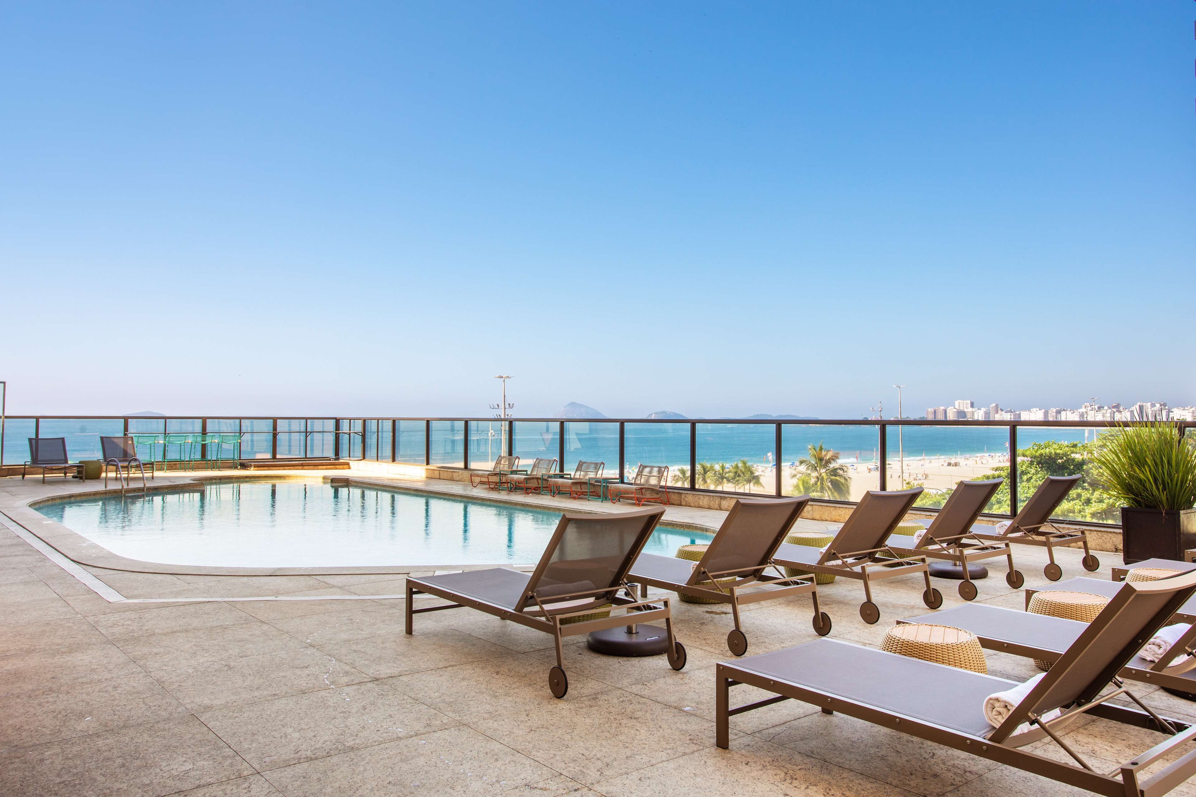 2 utendørsbassenger, bassengparasoller og solsenger