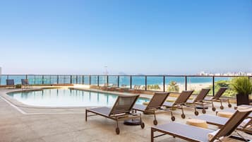 2 utendørsbassenger, bassengparasoller og solsenger