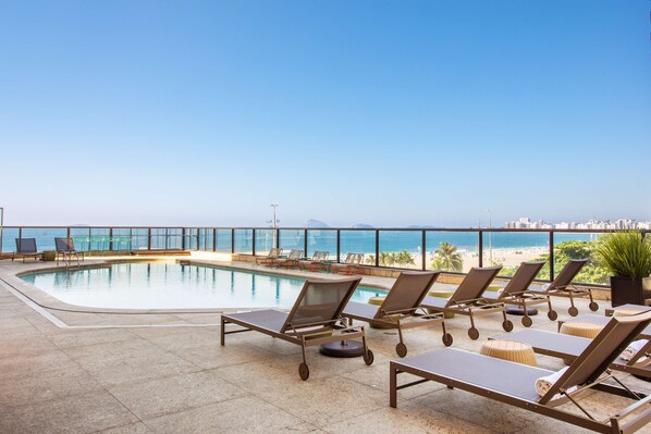 2 albercas al aire libre, sombrillas en la alberca y camastros 