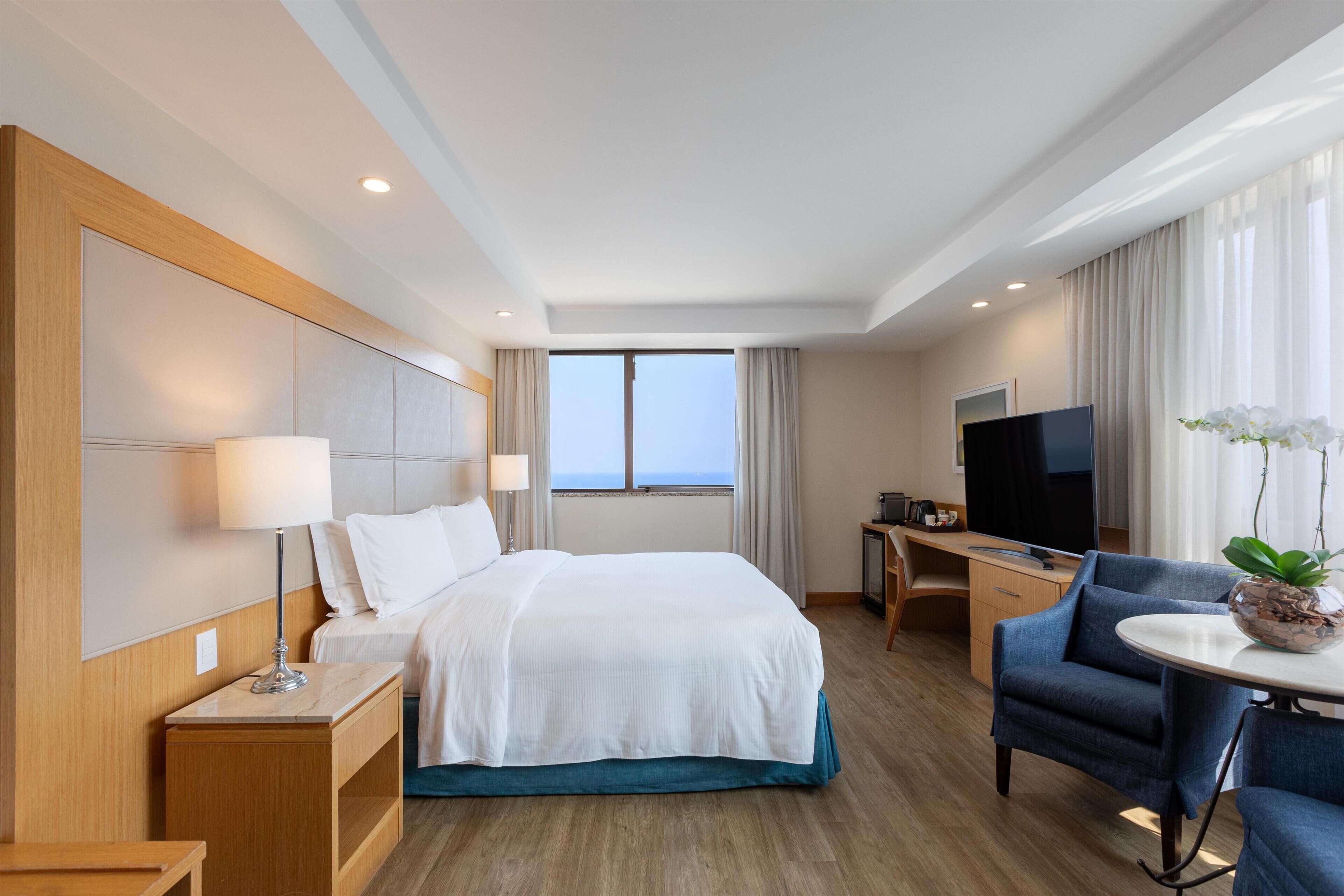 Suite ejecutiva, 1 cama King size, con acceso al salón lounge del club, frente al océano | Ropa de cama hipoalergénica y minibar 