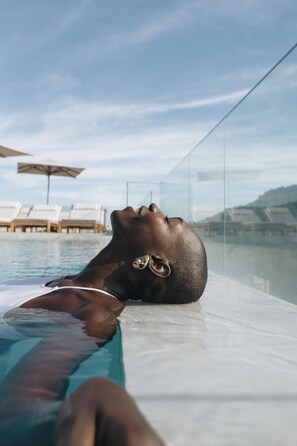 2 outdoor pools, open 8:00 AM to 8:00 PM, pool umbrellas, pool loungers - Hilton Copacabana Rio de Janeiro (Rio de Janeiro)