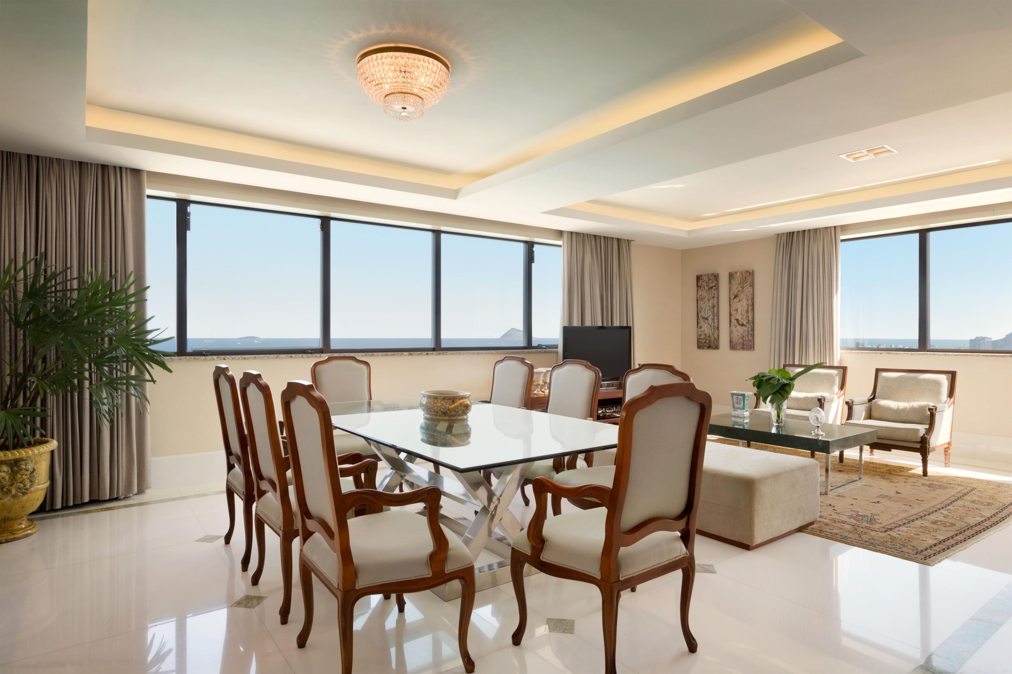 Amplia sala de estar con una gran mesa de comedor, asientos cómodos y un televisor.