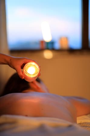 A person holding a lit candle close to their face. - Hilton Copacabana Rio de Janeiro (Rio de Janeiro)