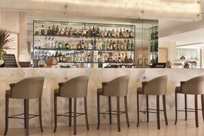 Bar en la azotea, con vista a la playa, abre todos los días