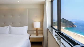 Executive Suite, 1 Bedroom, Club lounge access, Oceanfront | Hypo-allergenic bedding, minibar, in-room safe, individually decorated