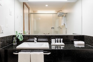 Amenidades de baño gratuitas, secadora de cabello, batas, bidet