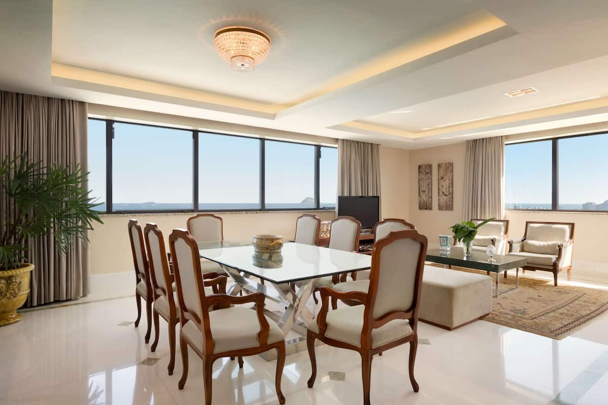 Suite presidencial, con acceso al salón lounge del club | Área de sala de estar | Televisión LCD