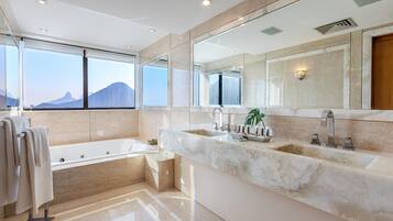 Un baño moderno con una bañera grande, un lavamanos doble y un espejo amplio.