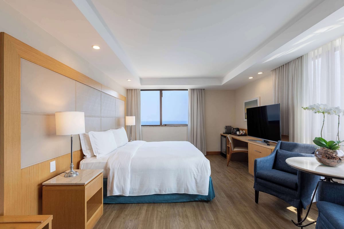 Suite ejecutiva, 1 cama King size, con acceso al salón lounge del club, frente al océano | Ropa de cama hipoalergénica y minibar