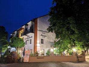 Ein Hotel namens LANDGASTHOF mit einem Restaurant im Erdgeschoss.
