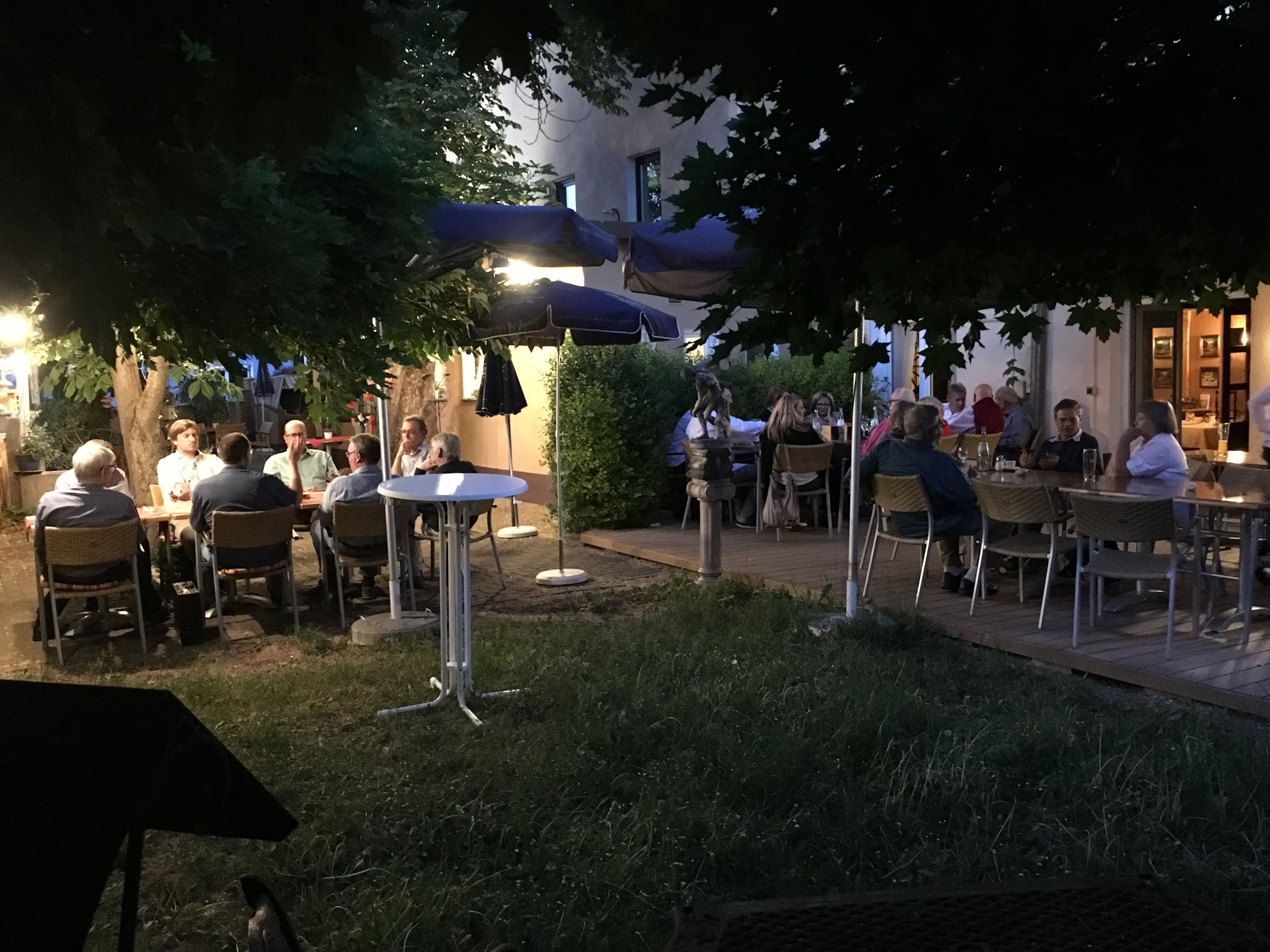 تناول الطعام بالخارج