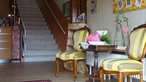 Un escalier menant à un palier doté d’une rambarde en bois.