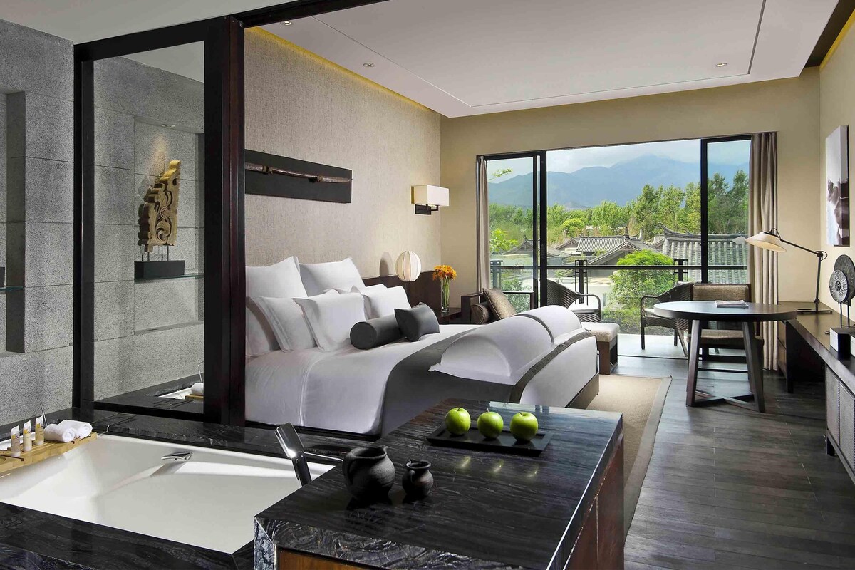 Habitación Deluxe, 1 cama de matrimonio grande | 1 dormitorio, ropa de cama de alta calidad, edredones de plumas
