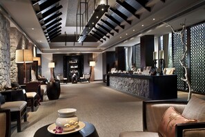 Parihoitohuone(ita), poreallas, vartalohoitoja, hydroterapiaa