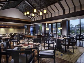 2 restaurants, breakfast served - Pullman Lijiang Resort and Spa (Lijiang)