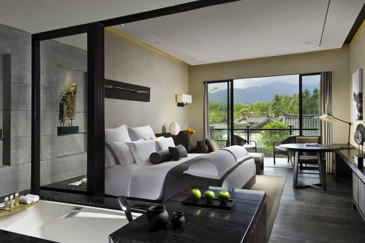 1 bedroom, premium bedding, down duvets, minibar