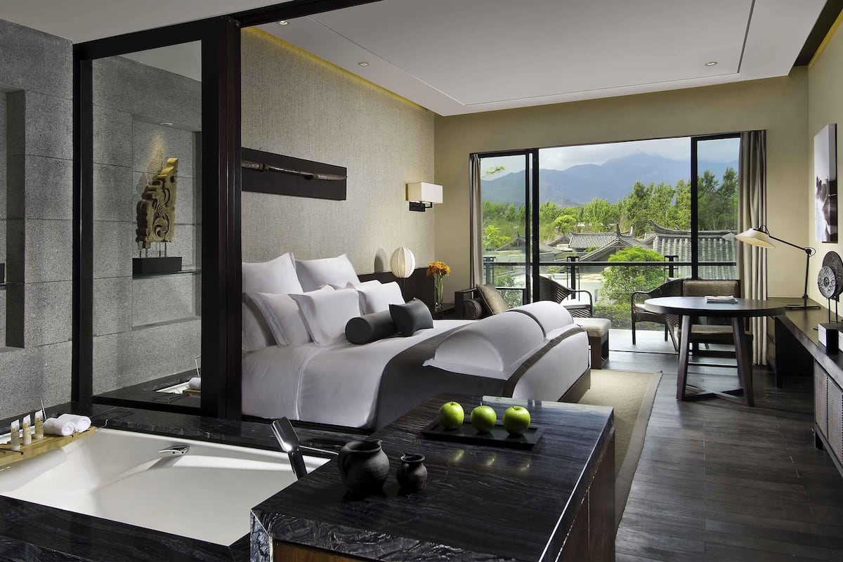 1 bedroom, premium bedding, down comforters, minibar