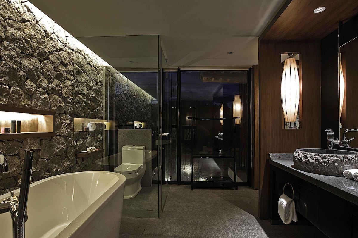 1 bedroom, premium bedding, down duvets, minibar