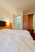 Ropa de cama hipoalergénica, minibar, escritorio y cortinas blackout