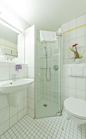 Hair dryer, slippers, towels, soap - Hotel Neuwirtshaus (Stuttgart)