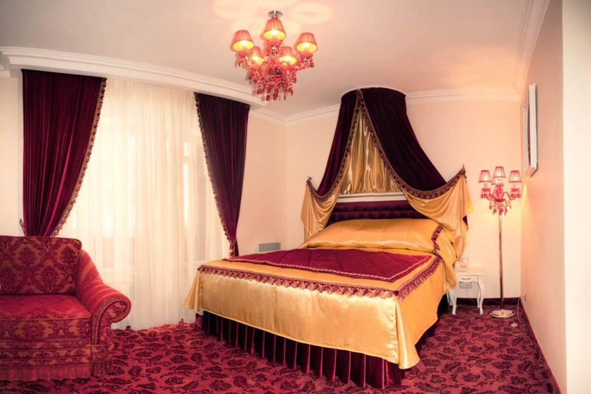 Suite | Minibar, in-room safe, desk, cribs (free)