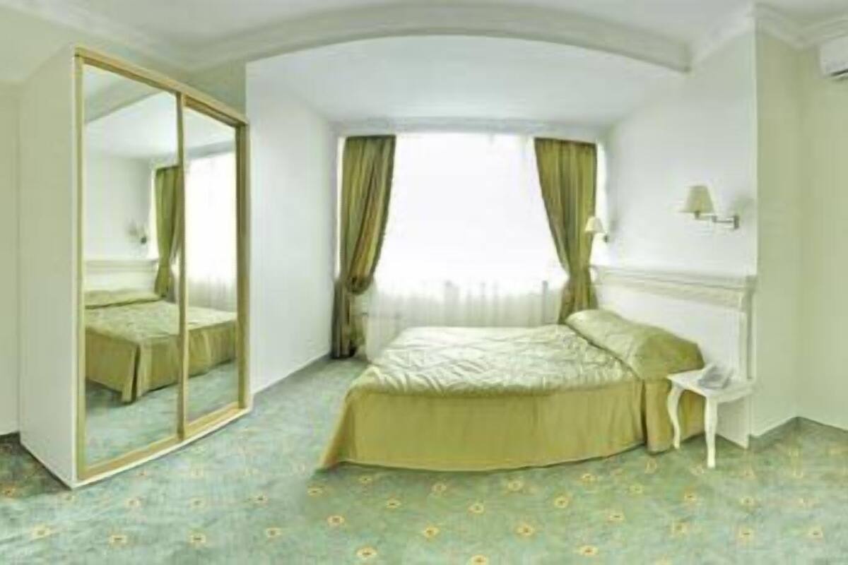 Standard Room | Minibar, in-room safe, desk, cribs (free)