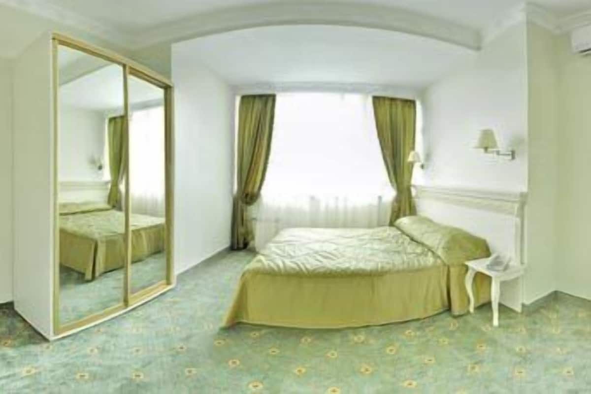Standard Room | Minibar, in-room safe, desk, free cots/infant beds