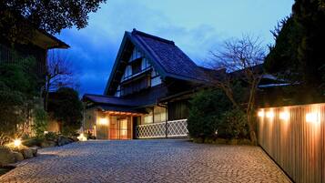 Front of property โ evening/night