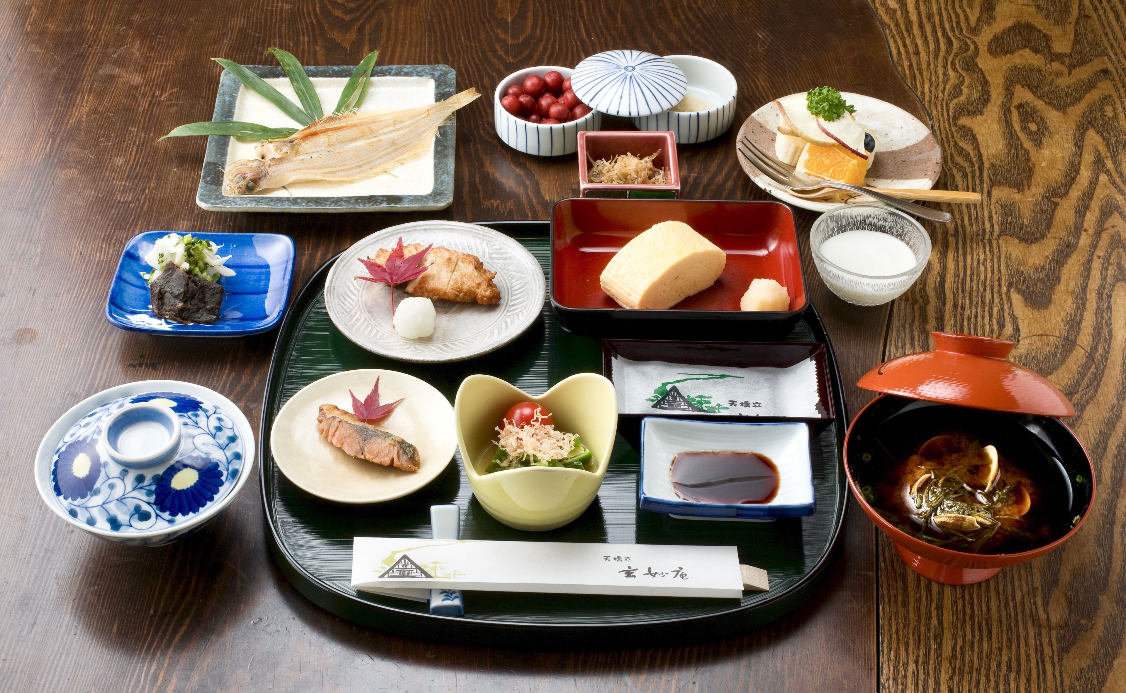 Una comida tradicional japonesa con varios platos en una bandeja.