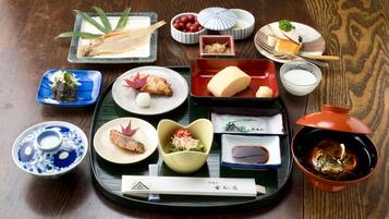 Una comida tradicional japonesa con varios platos en una bandeja.