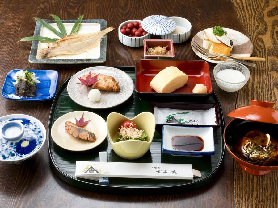 Una comida tradicional japonesa con varios platos en una bandeja.