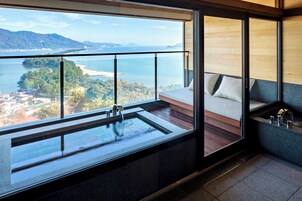 Premium Room | Bathroom | Separate tub and shower, free toiletries, hair dryer, slippers