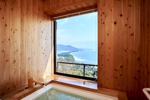 Kamar Superior (Japanese Style Room) | Kamar mandi | Bathtub dan shower terpisah dan perlengkapan mandi gratis