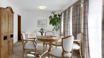 Habitación doble estándar | Área de sala de estar | Televisión de pantalla plana