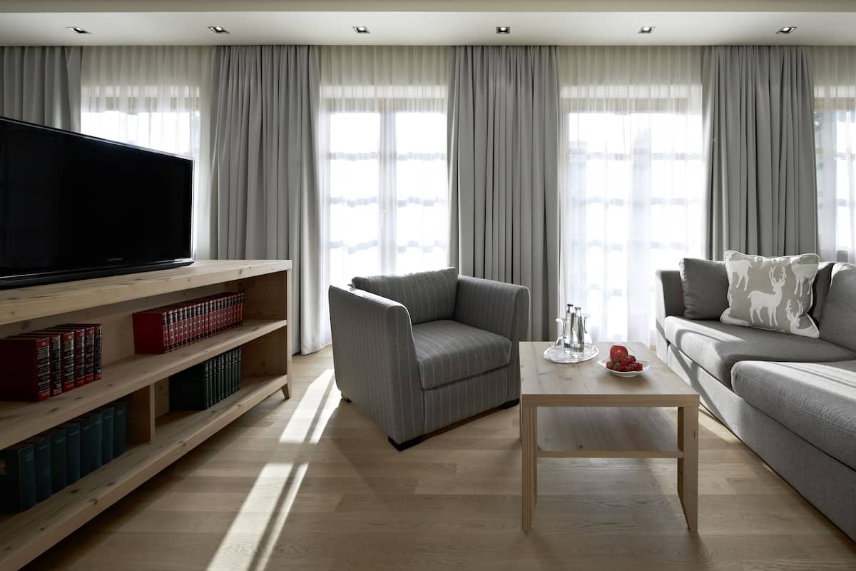 Habitación doble Deluxe | Sala de estar | Televisión de pantalla plana 