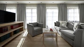 Habitación doble Deluxe | Sala de estar | Televisión de pantalla plana