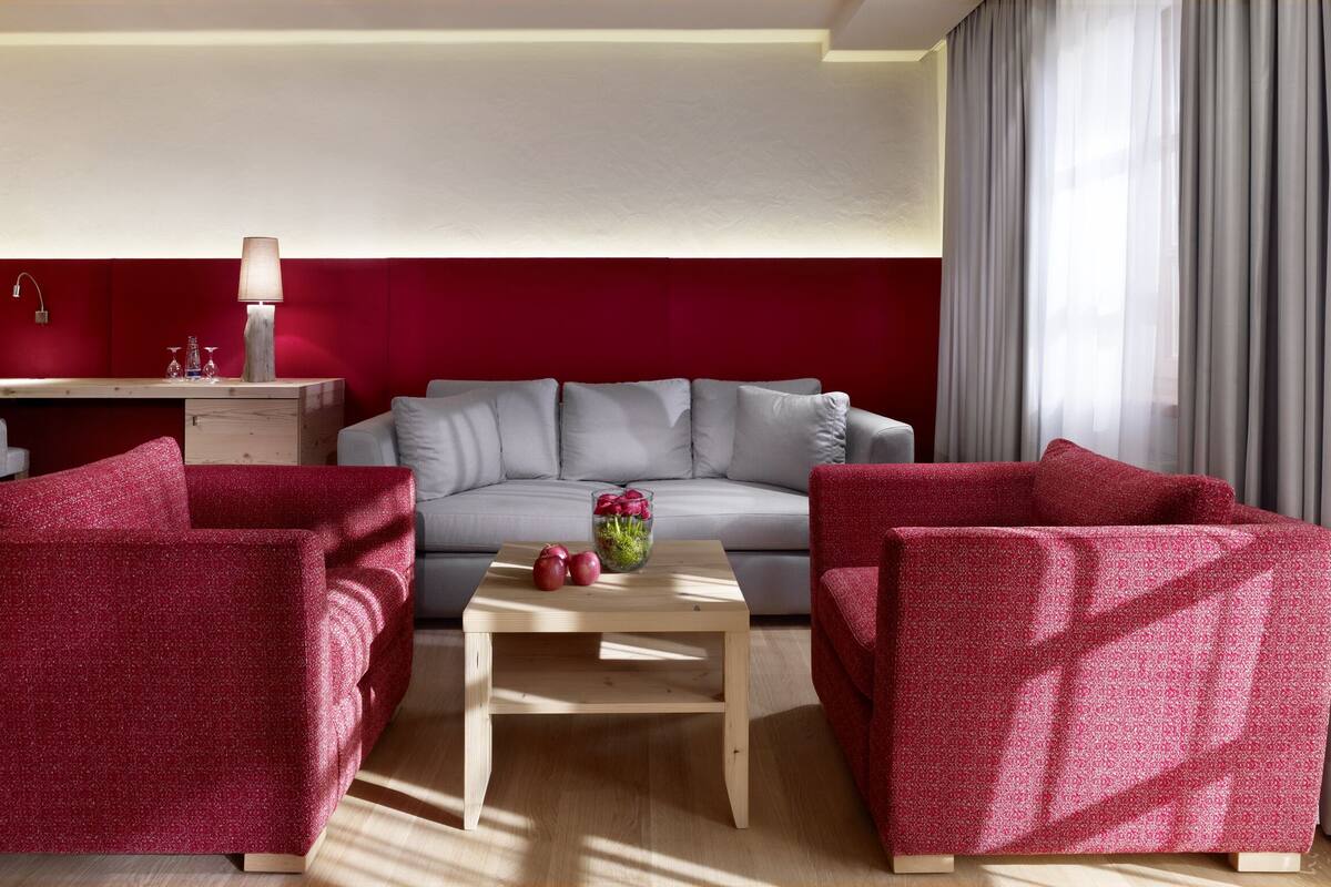 Habitación Deluxe | Minibar, caja de seguridad en la habitación y escritorio 
