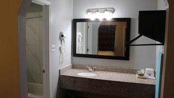 Tina con regadera, amenidades de baño gratuitas, secadora de cabello
