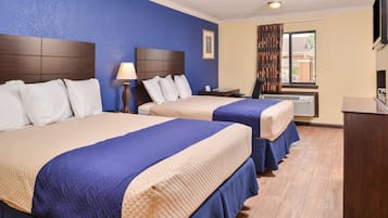 Escritorio, wifi gratis, ropa de cama y despertador