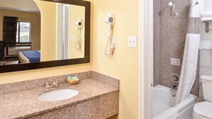 Kombinasi shower/bathtub dan perlengkapan mandi gratis