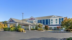 A Hilton Garden Inn with a two-story building, a covered entrance, and a parking lot. - Hilton Garden Inn Columbia Northeast (Columbia)