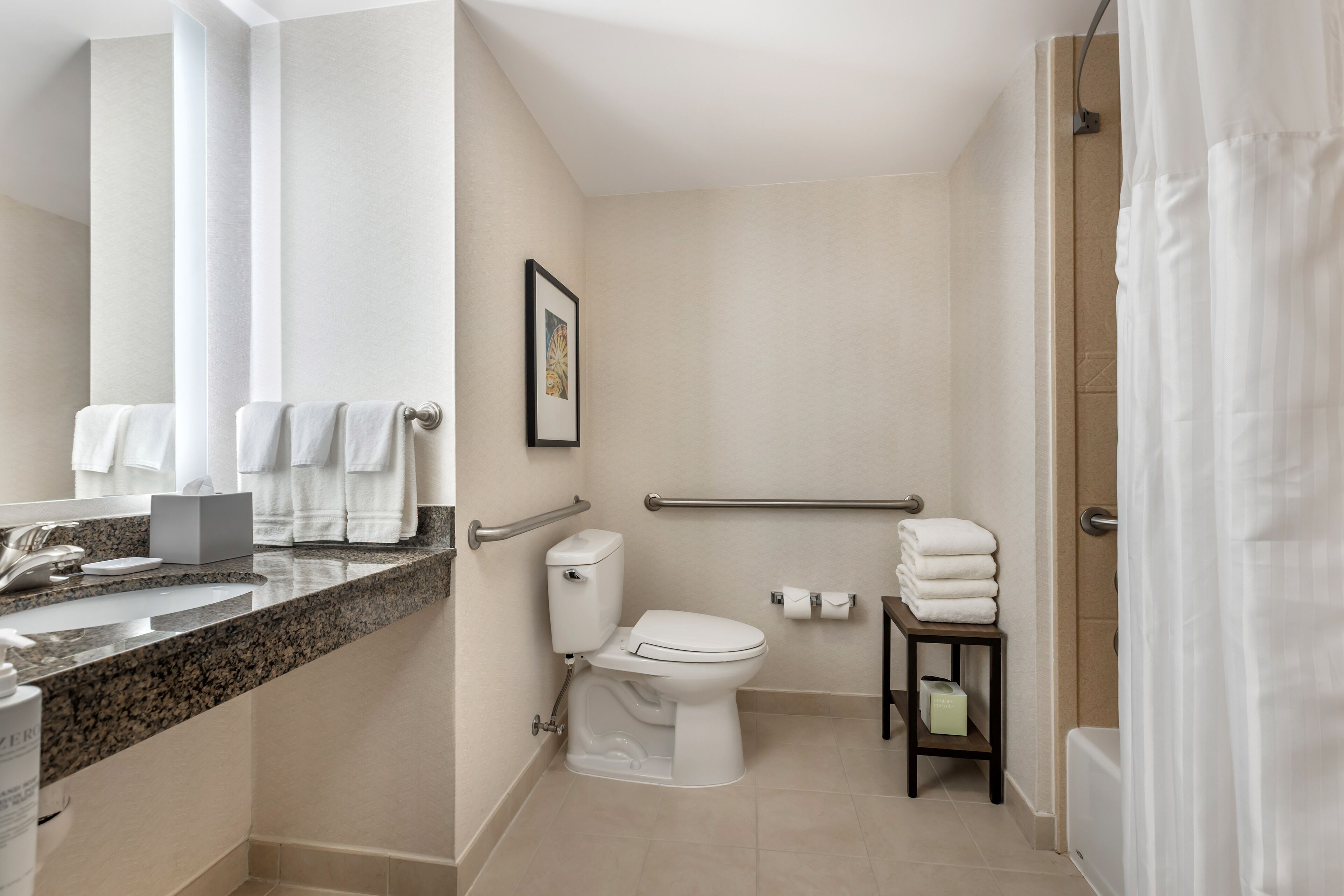 Ensemble douche/baignoire, articles de toilette de luxe, sèche-cheveux