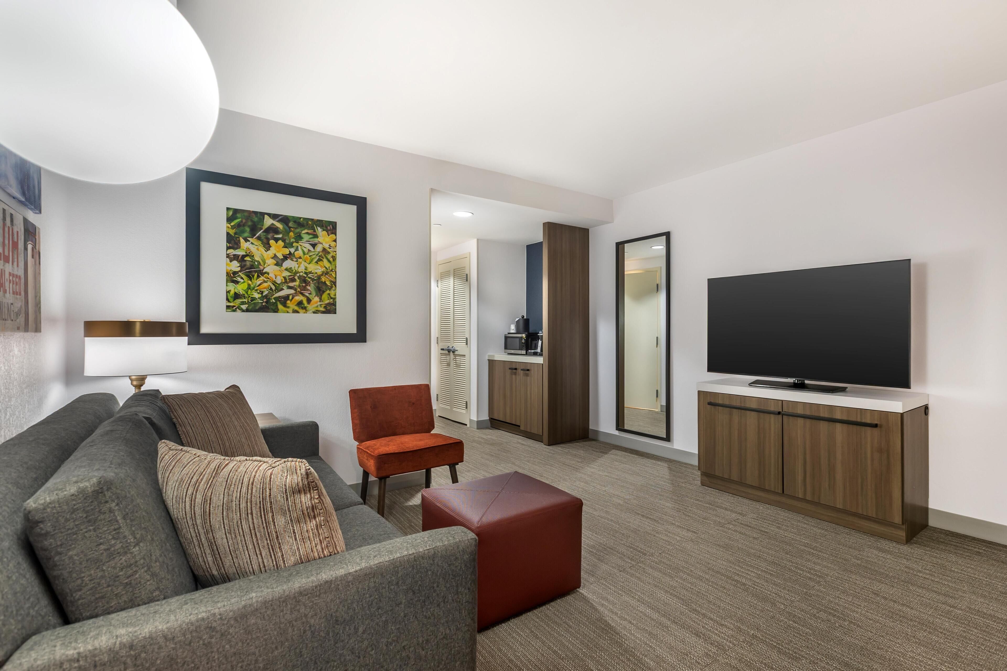 주니어 스위트, 침대(여러 개) | 거실 공간 | 케이블 채널 시청이 가능한 42인치 LCD TV, TV