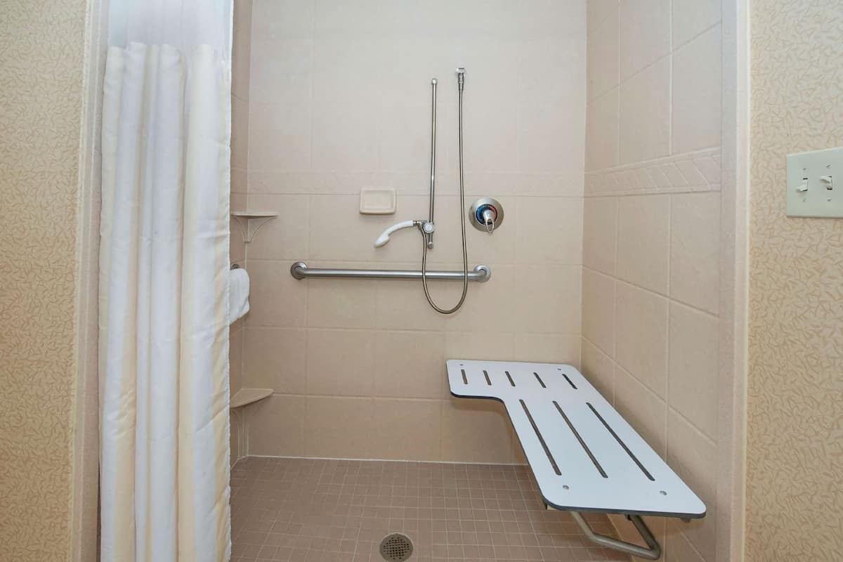 Bathroom | Combined shower/tub, designer toiletries, hair dryer, towels